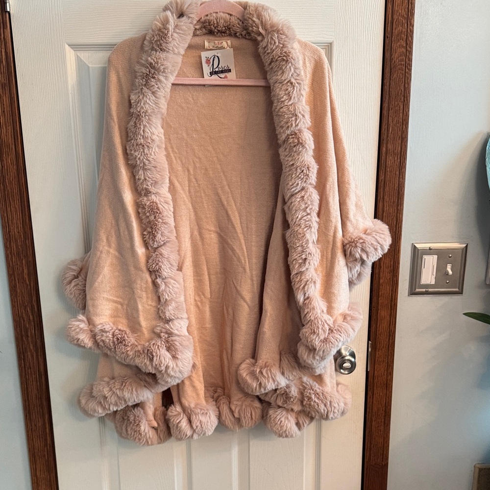 NWT Lida Collection Faux Fur Trimmed Cape in Rose Pink‎